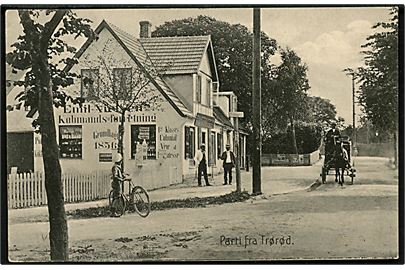 Trørød, gadeparti med skilt til Frydenlund St. - holdeplads på jernbanen Lyngby - Vedbæk (1900-23). Stenders no. 15598.