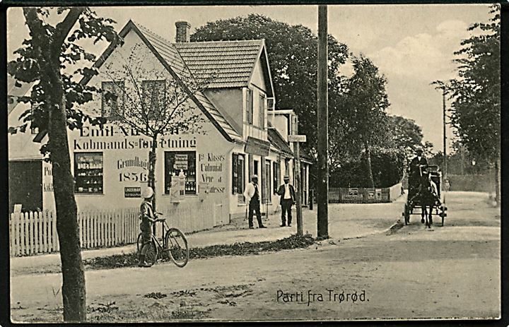 Trørød, gadeparti med skilt til Frydenlund St. - holdeplads på jernbanen Lyngby - Vedbæk (1900-23). Stenders no. 15598.