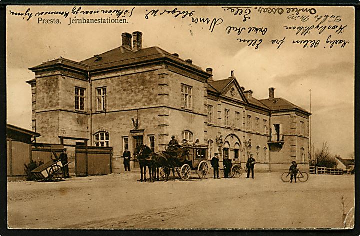 Præstø jernbanestation og posthus med postbude og postvogn. C. Nielsen u/no. Frankeret med 10 øre Fr. VIII fra Præstø d. 27.7.1912 til Bangkok, Siam. 