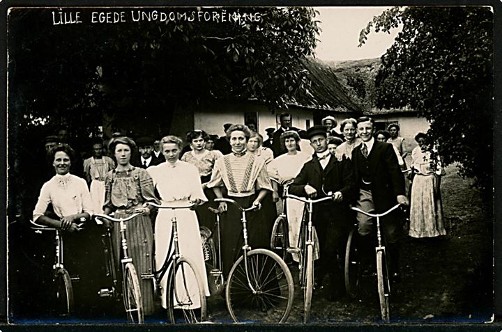 Lille Egede Ungdomsforening på cykeltur. Fotokort u/no.