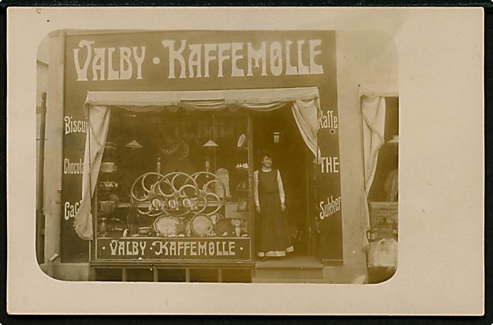 Valby Langgade 39 “Valby Kaffemølle”. Fotokort u/no.