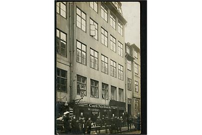 Købh., Pilestræde 45 med Carl Nielsens skotøjshandel. Fotokort u/no. 