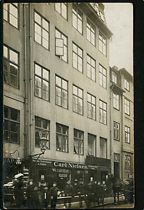 Købh., Pilestræde 45 med Carl Nielsens skotøjshandel. Fotokort u/no. 