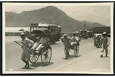 Hong Kong. Gade med Rick Shaws og bus no. 12 til Shum Shui Po. No. 157