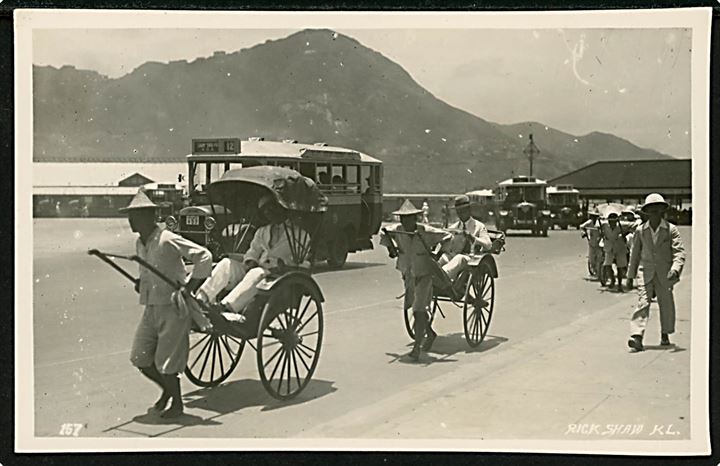 Hong Kong. Gade med Rick Shaws og bus no. 12 til Shum Shui Po. No. 157