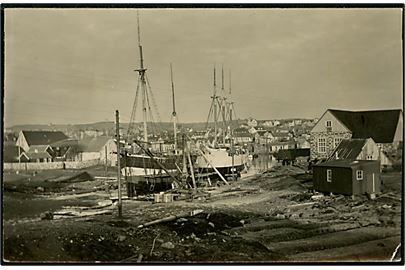 Thorshavn. Fiskefartøjer FD32 og TN3 på bedding. Fotokort u/no.