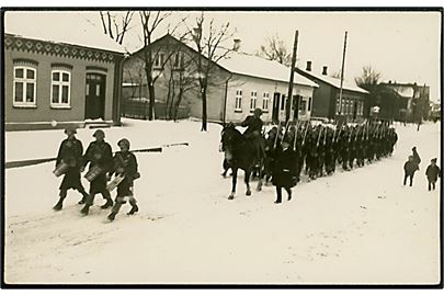 Tinglev, soldater på march i snevejr Jan. 1935. Fotokort no. 378.