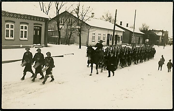 Tinglev, soldater på march i snevejr Jan. 1935. Fotokort no. 378.