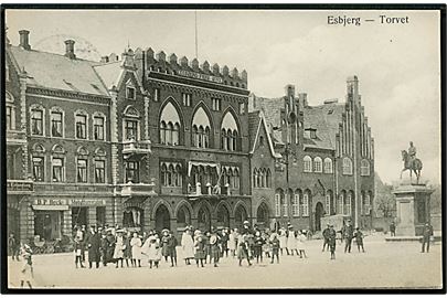 Esbjerg, Torvet med Esbjerg-Fanø Bank, D. P. Becks Møbelforretning og rytterstatue. C.J.C. no. 1043.