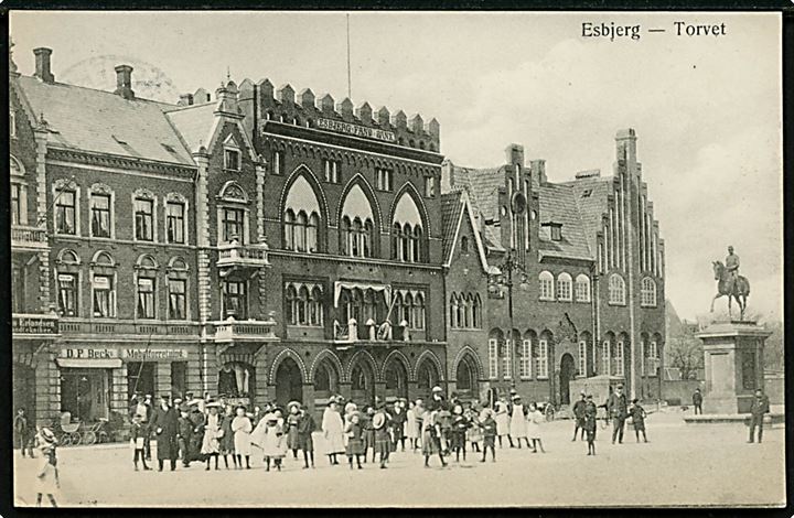 Esbjerg, Torvet med Esbjerg-Fanø Bank, D. P. Becks Møbelforretning og rytterstatue. C.J.C. no. 1043.