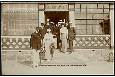 Bornholm, Kongeparret ved Blanchs Hotel under kongebesøget 1912. Fotokort u/No.