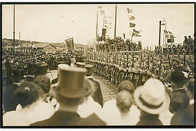 Genforening. Sønderjydsk Kommandos 2. kompagni under kommando af kaptajn Laage-Thomsen hilser på de franske CIS-styrker på havnen i Haderslev d. 5.5.1920. Fotokort u/no.