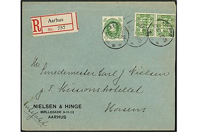 40 øre Chr. X 60 år og 10 øre Gebyrmærke i parstykke på anbefalet brev fra firma Nielsen & Hinge stemplet Aarhus *** d. 17.12.1930 kl. 22,15 til Horsens. Gebyr for indlevering af anbefalet post udenfor alm. kontortid.