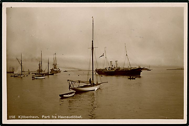 Købh., Havneudløbet Kongeskibet Dannebrog ankomst med Kong Frederik VIII's lig. Dansk Fotografisk Kunstforlag no. 058.