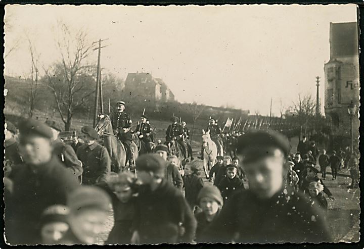 Genforening. Sønderborg, Franske CIS tropper på march ad Helgolandsgade på vej til kasernen. Fotografi 10x15 cm.