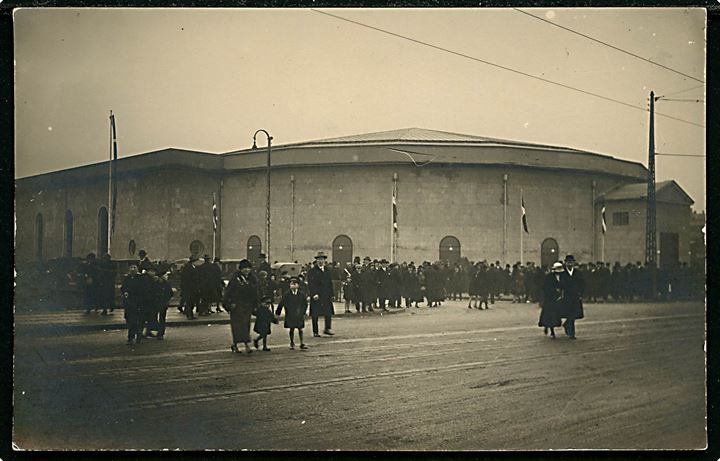 Købh., Forum på en gråvejrsdag. Fotokort u/no. 