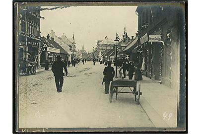 Herning (?), flagsmykket hovedgade med kirke i baggrunden. Fotografi 9x12 cm, fold.