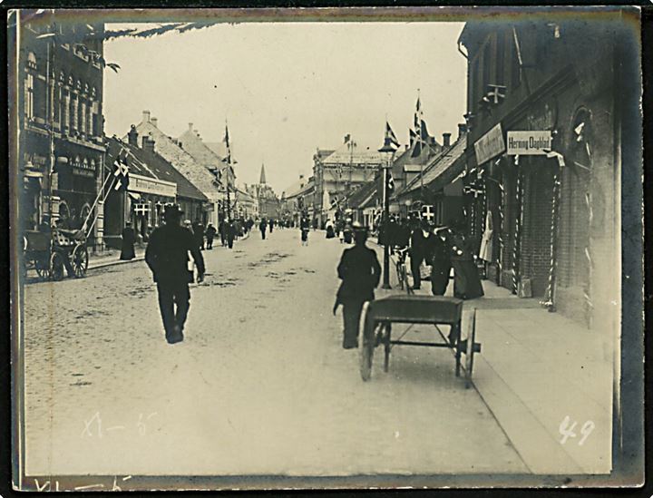 Herning (?), flagsmykket hovedgade med kirke i baggrunden. Fotografi 9x12 cm, fold.