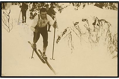 Norge, langrend, ukendt norsk skiløber. Fotokort u/no. Sendt af senere professor Arne Thorsrud under ophold i Danmark 1924.