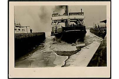 Fenris, S/S, DSB isbryder-færge genåbner Storebælts-Overfarten Korsør-Nyborg d. 5.3.1940. Fotografi 12x9 cm.