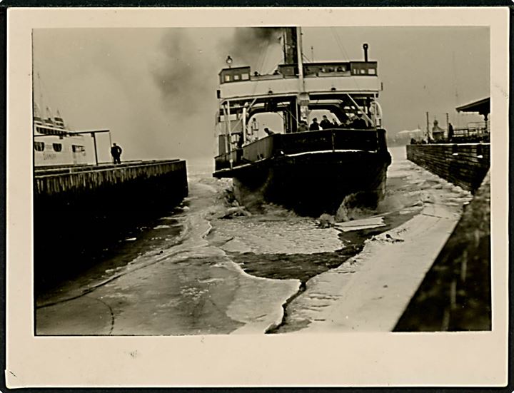 Fenris, S/S, DSB isbryder-færge genåbner Storebælts-Overfarten Korsør-Nyborg d. 5.3.1940. Fotografi 12x9 cm.