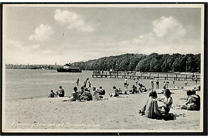 Svendborg, stranden ved Christiansminde med færge i neutralitetsbemaling under 2. verdenskrig. Stenders no. 472.