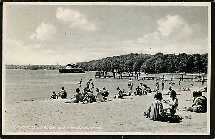 Svendborg, stranden ved Christiansminde med færge i neutralitetsbemaling under 2. verdenskrig. Stenders no. 472.