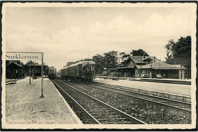 Snekkersten, jernbanestation med holdende tog. Rudolf Olsen no. 3956.