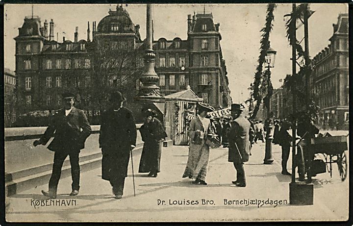 Købh., Dronning Louises Bro under Børnehjælpsdagen 1906. J. Hauerslev no. 5523. På bagsiden stemplet Børnehjælpsdagen / Dronning Louisebro