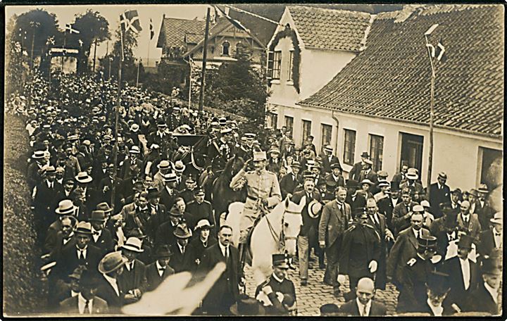 Genforening. Chr. X til hest ved indtog i Sønderjylland d. 10.7.1920. Fotokort u/no.