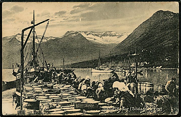 Island, Siglufjördur, havn med sildetønder og fiskefartøjer. Ryel & Raguelsson no. 24978. Dateret Reykjavik d. 27.9.1912 med dansk 5 øre Fr. VIII annulleret Kjøbenhavn d. 5.10.1912 til Odense. Muligvis sendt i lukket marinepostsæk.