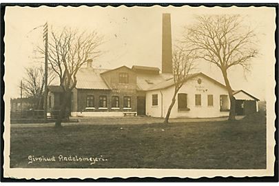 Givskud Andelsmejeri. Fotokort u/no. Frankeret med 10 øre Bølgelinie annulleret med udslebet stjernestempel GIVSKUD og sidestemplet Jellinge d. 22.7.1930 til Ringe.