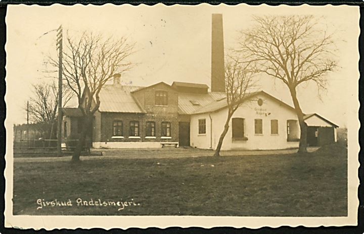 Givskud Andelsmejeri. Fotokort u/no. Frankeret med 10 øre Bølgelinie annulleret med udslebet stjernestempel GIVSKUD og sidestemplet Jellinge d. 22.7.1930 til Ringe.