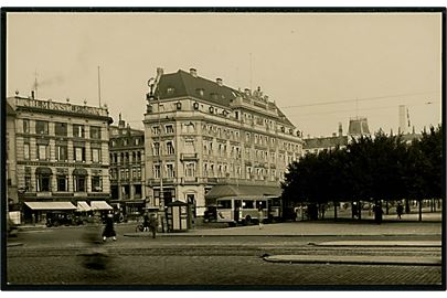 Købh., Kongens Nytorv med flere busser, Hotel d'Angleterre, C.H. Mønster & Søn's bygning og meget andet. A.M. Lund Haderslev no. 263.