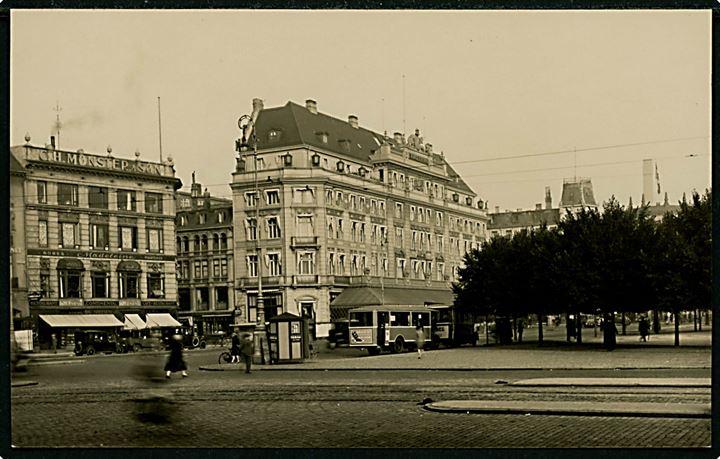 Købh., Kongens Nytorv med flere busser, Hotel d'Angleterre, C.H. Mønster & Søn's bygning og meget andet. A.M. Lund Haderslev no. 263.