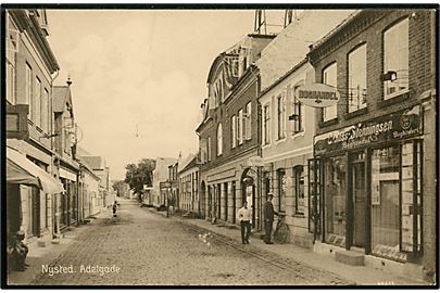 Nysted. Adelgade med E. Ross Svenningsens Boghandel/Bogbinder. Stenders no. 55208.