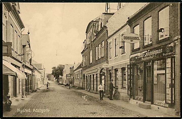 Nysted. Adelgade med E. Ross Svenningsens Boghandel/Bogbinder. Stenders no. 55208.