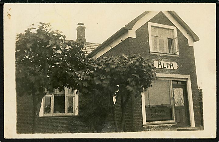 Gelsted, villa Alfa med Sadelmager Th. Jensen's værksted. Fotokort u/no.