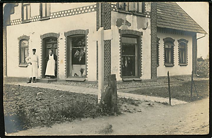 Bække, slagterforretning med indehaver. Fotokort frankeret med 15 øre Chr. X annulleret med brotype IIIb Bække d. 31.12.1925 til Nørre Bjert pr. Kolding.