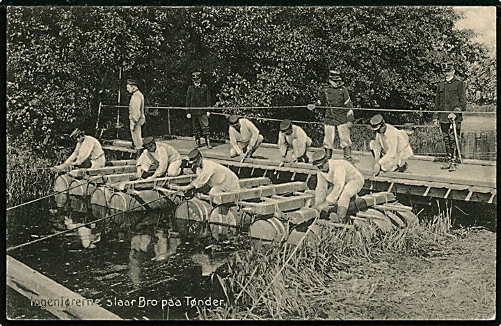 Militær. Ingeniørerne slår bro på tønder. Stenders no. 7272.