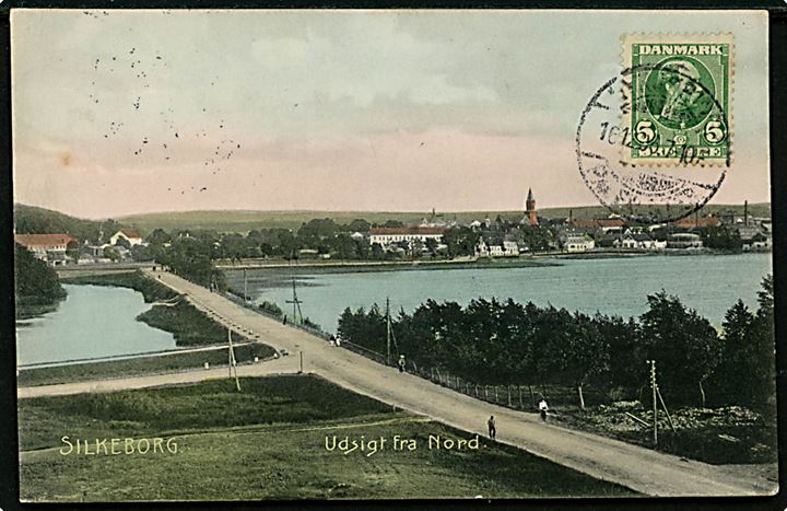 Silkeborg, udsigt fra nord. Stenders no. 5184. Frankeret med 5 øre Chr. IX på billedsiden og sendt som tryksag fra Nykjøbing Falster d. 16.1.1906 via tysk bureau Berlin-Warnemünde Bahnpost Zug 16 til Oran, Algeriet.