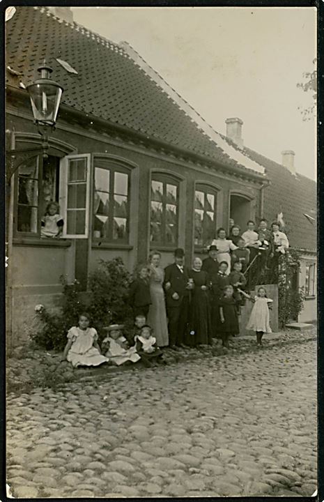 Marstal (?), byhus med beboere og gæster. Fotokort u/no.