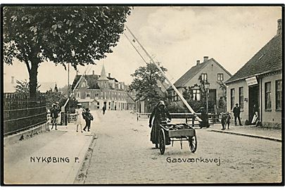 Nykøbing Falster. Gasværksvej med jernbaneoverskæringen. Stenders no. 12465.