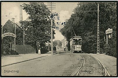 Brønshøj. Gadeparti ved Kro Haven og Nørrebros Tivoli med sporvogn no. 73. Stenders no. 3224.