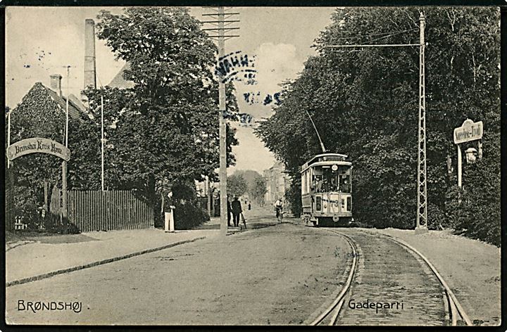 Brønshøj. Gadeparti ved Kro Haven og Nørrebros Tivoli med sporvogn no. 73. Stenders no. 3224.