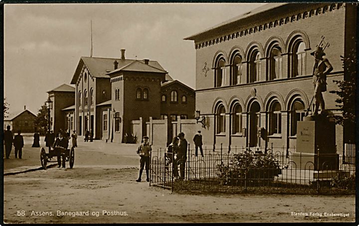 Assens. Banegaard og Posthus. Fotokort Stenders no. 58.