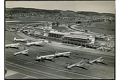 Zürich Lufthavn med Swiss Air maskiner - bl.a. Douglas-Fokker DC-3 HB-IRI, HB-IRN, HB-IRL, Convair CV-240 HB-IRS, HB-IRT, samt Douglas DC-4 HB-ILU.