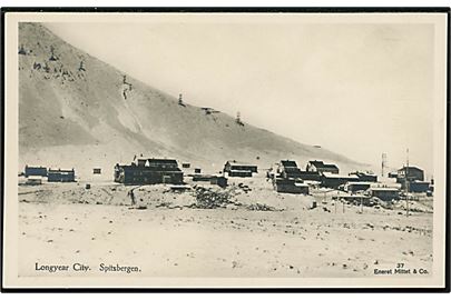 Svalbard / Spitzbergen. Advent Bay, Longyear City med bebyggelse i sne. Mittet & Co. no. 37