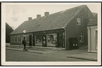 C. J. Christiansen's købmandshandel og benzin-stander. Fotokort fra ukendt by. 