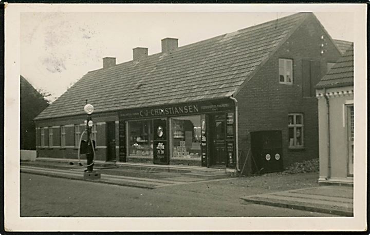 C. J. Christiansen's købmandshandel og benzin-stander. Fotokort fra ukendt by. 